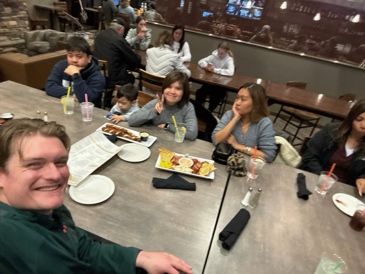 Alyssa, her family and a Global MedTeam representative around a table at the welcome dinner